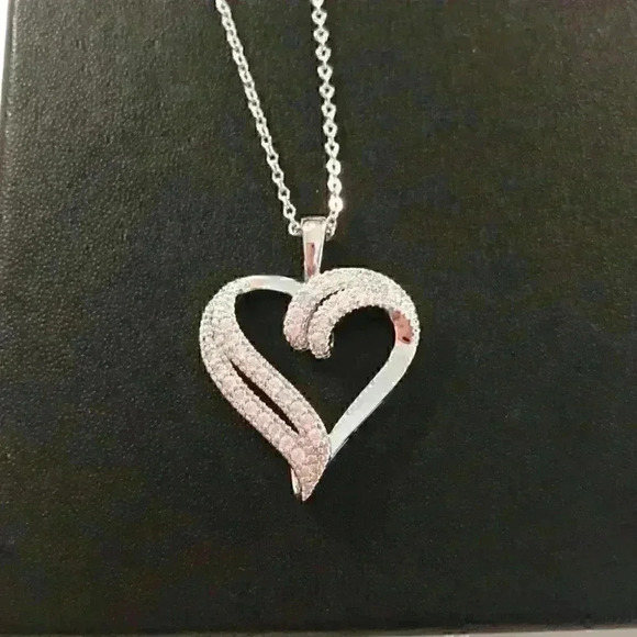 Macy’s new Cubic Zirconia Heart in fine silver - Picture 4 of 8